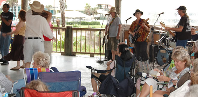 Jeden Mittwoch im Sommer findet um 19 Uhr das Musikfest am Pier statt